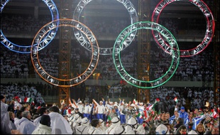 Le rideau est définitivement tombé, dimanche, sur les Jeux de Turin à l'issue d'une cérémonie de clôture au stade olympique où la fête, grandiose, a pris par instants des accents nostalgiques avant le passage de relais à Vancouver-2010.