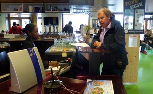 Un client islandais se renseigne sur les sorties du week-end à l'accueil de l'auberge de jeunesse Yves Robert dans le 18ème arrondissement de Paris.