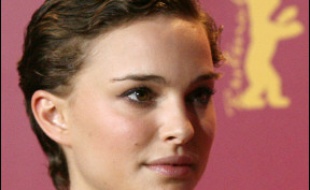 Dans sa quête du Bien contre le Mal, V rencontre Evey Hammond (Natalie Portman), une séduisante jeune femme qui malgré elle va se retrouver mêlée à la révolution en cours et ainsi découvrir sa véritable personnalité.