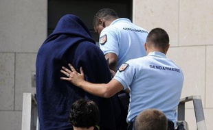 La première victime du violeur présumé de l'Ardèche, agressée en 1999, s'est dite mardi "très en colère" que l'homme de 32 ans, qui a avoué cinq agressions sexuelles dans des campings cet été, ait pu récidiver.