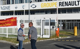 Du personnel devant l'usine de la Fonderie de Bretagne (groupe Renault) à Caudan.
