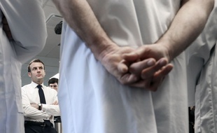 Emmanuel Macron lors de sa visite à l'hôpital de la Pitié Salpêtrière, le 27 février 2020. (illustration)