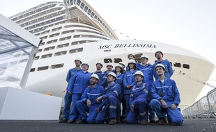 Des ouvriers des Chantiers de l'Atlantique posent devant le paquebot «MSC Bellissima», le 27 février 2019.