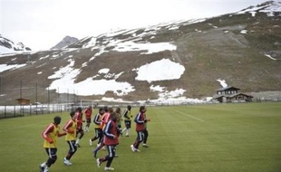 Les joueurs et l'encadrement de l'équipe de France sont arrivés samedi à la mi-journée à Tignes, où les Bleus doivent effectuer jusqu'à vendredi matin un stage de préparation à l'Euro-2008, Claude Makelele n'ayant rejoint ses coéquipiers que dans l'après-midi.