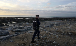 Illustration de gendarmes en patrouille sur le littoral.