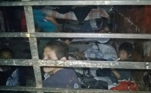 Des enfants de La Gran Familia se reposent dans l'une des pièces du foyer après l'opération policière du 15 juillet 2014, à Zamora, au Mexique.