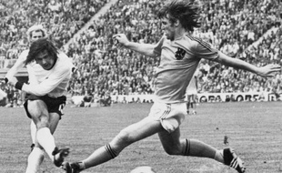 (FILES) - West German forward Gerd Muller (L) scores the second goal for his team despite the being pressured by Dutch defender Rudi Krol, 07 July 1974 in Munich, during the World Soccer Cup final. West Germany defeated the Netherlands 2-1.