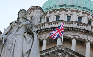 Après une énième nuit de violences, le drapeau britannique flottait mercredi sur l'Hôtel de ville de Belfast en l'honneur de l'anniversaire de la princesse Kate, une première depuis la décision controversée début décembre de ne plus hisser l'Union Jack qu'occasionnellement.