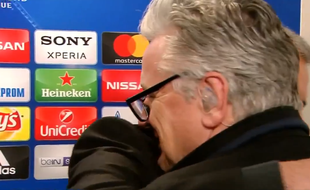 Moment de tendresse entre Mourinho et un journaliste