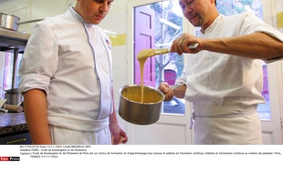 Un adulte en formation à l'école de boulangerie et de patisserie de Paris.
