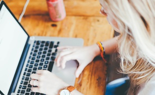 Les jeunes sont confrontés aux images pornographiques de plus en plus tôt.