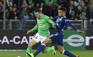 Corentin Tolisso intervient ici devant Jordan Veretout, dimanche soir lors du derby.