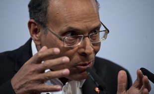 Le président tunisien Moncef Marzouki a appelé samedi à lever l'interdiction de voyage qui frappe des hommes d'affaires soupçonnés de corruption sous l'ancien régime, alors que l'économie est minée par l'instabilité plus de deux ans après la révolution de 2011.