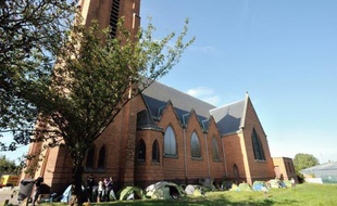 Quinze familles Roms, issues de camps de l'agglomération lilloise évacués en août et qui s'étaient réfugiées aux abords d'une église, vont être relogées de façon plus durable avant novembre, a-t-on appris samedi auprès d'un élu local.