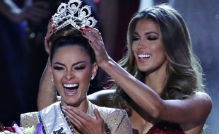Iris Mittenaere a couronné Demi-Leigh Nel-PetersMiss Univers ce dimanche à Las Vegas.