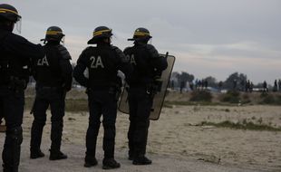 Des policiers de la CRS aux abords de l'ex-jungle de Calais.