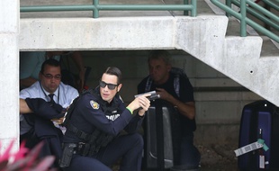 Un policier sécurise le périmètre après une fusillade à l'aéroport de Fort Lauderdale, en Floride, le 6 janvier 2017.