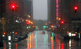 La sixième avenue, près du Radio City Music Hall, lors du passage de la tempête tropical Irene, à New York, le dimanche 28 août 2011.