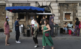 Des promeneurs masqués à Paris (image d'illustration).