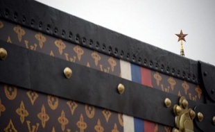 Le Kremlin a exigé que soit démontée la malle géante aux couleurs de la marque de luxe française Louis Vuitton installée sur la place Rouge, classée au patrimoine mondial de l'Unesco, pour mettre fin à un scandale qui agite Moscou.