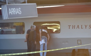 Enquêteurs à Arras près du train Thalys où a eu lieu une fusillade le 21 août 2015.