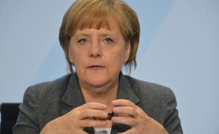 La chancelière allemande Angela Merkel a estimé samedi qu'il fallait tenir "pendant cinq ans ou plus" pour surmonter la crise de l'euro, lors d'une réunion de son parti à Sternberg (est).