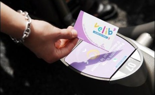 Les vélos sont libérés grâce à une carte magnétique: carte d'abonné à l'année, carte pour la journée ou la semaine payée à la borne par carte bancaire.