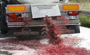 Des viticulteurs ont ouvert le robinet d'un camion-citerne espagnol contenant du vin, le déversant sur la route à Boulou (Pyrénées-Orientales), à une dizaine de km de la frontière franco-espagnole, le 4 avril 2016