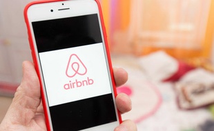 Illustration de l'application Airbnb sur smartphone.