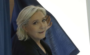 Marine Le Pen, candidate du FN à la présidentielle, sortant de l'isoloir le 23 avril 2017 à Hénin-Beaumont