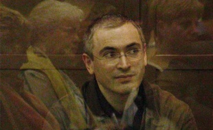 Mikhail Khodorkovski dans le box des accusés à Moscou, en Russie, lors de son appel le 22 septembre 2005.