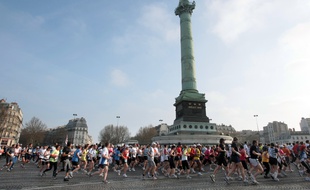Des participants au marathon de Paris, place de la Bastille. (Illustration)