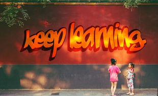 Illustration d'enfants devant un slogan