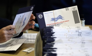 Donald Trump exige un recomptage des votes dans le Wisconsin où il est dépassé de peu par Joe Biden.