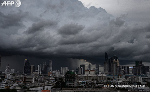 Pris ce lundi 29 août 2016 par une photographe de l'AFP, ce cliché des nuages fonçant sur le quartier des affaires de Bangkok (Thaïlande) a fait partie des sélections des plus belles photos du jour de nombreux médias, parmi lesquels La Presse et The Telegraph.