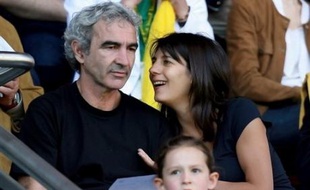 Le sélectionneur de la France Raymond Domenech, a éludé une question sur son avenir après l'élimination de son équipe et a demandé en mariage sa compagne Estelle Denis, présentatrice de télévision, à l'issue du match perdu contre l'Italie (2-0), mardi soir sur M6.