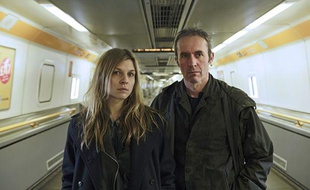 Clémence Poésy et Stephen Dillane, acteurs de Tunnel (Canal+).