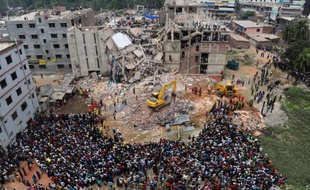 Photo du 25 avril 2013 montrant les équipes de sauveteurs après l'effondrement de l'immeuble d'ateliers textiles du Rana Plaza à Dacca