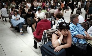 Les gares connaissaient elles aussi samedi l'affluence des grands jours avec quelque quatre millions de voyageurs, dont 2,3 millions au départ de Paris. La SNCF a affrété 2.700 trains dont 1.930 TGV depuis ou vers des gares parisiennes.