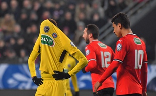 Neymar se cache sous son maillot, ici lors du match entre le Stade Rennais et le PSG, en janvier 2018.