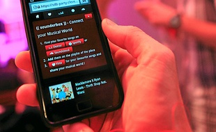 Chacun vote avec son smartphone.