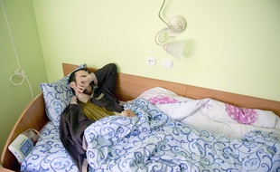 Un homme présumé être un soldat russe dans un hôpital à Kiev, le 19 mai 2015
AFP PHOTO/GENYA SAVILOV