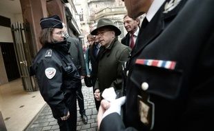 Le ministre de l'Intérieur Bernard Cazeneuve (c) rencontre des policiers dans les rues de Strasbourg, le 28 novembre 2015