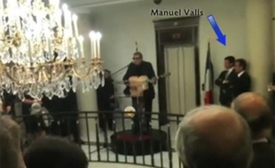 Extrait de la vidéo où l'on voit Enrico Macias chanter à la résidence de l'ambassadeur du Qatar en France