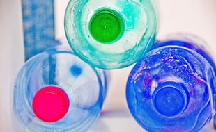 Illustration de bouteilles en plastique.