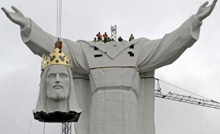 Les ouvriers ont achevé samedi après-midi à Swiebodzin dans l'ouest de la Pologne la construction de la plus haute statue du Christ au monde, plus élevée que le Christ de Rio de Janeiro, a constaté un journaliste de l'AFP sur place.