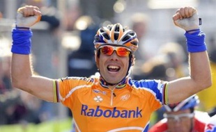 Le triple champion du monde Oscar Freire a signé la première victoire espagnole dans la classique Gand-Wevelgem qui s'est conclue mercredi en terre flandrienne par un sprint massif.