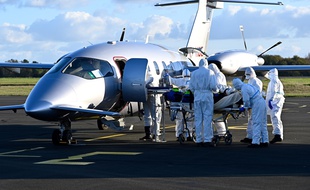 Des patients transférés par avion médicalisé depuis Saint-Etienne, dans la Loire, métropole fortement touchée par le coronavirus.