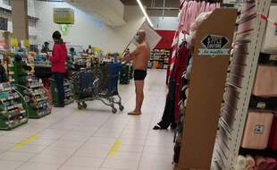 Un homme a fait ses courses en slip au centre Leclerc de Plougastel-Daoulas, dans le Finistère.
