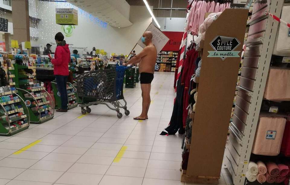 Un homme tente de faire ses courses de bricolage sans payer